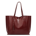 Minimalistische bordeauxrote Beuteltasche aus Leder mit Quaste und Goldbeschlägen - Kaffeebraun