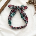 Detalle de diadema navideña de cuadros rojos y verdes con estampado de nieve y lazo - Cuadros rojos y verdes
