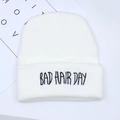 Bonnet blanc en tricot avec broderie Bad Hair Day, style streetwear pour l'hiver - Blanc