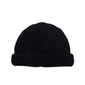 Primer plano de un gorro de punto negro para niños con textura acanalada y borde enrollado - Negro