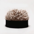 Gros plan du bonnet camouflage avec perruque de cheveux synthétiques bruns bouclés - M (56-58cm) / Couleur Unie Avec Perruque Café