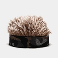 Detalle de la banda de punto de camuflaje con pelo de peluca marrón en la parte superior - M (56-58cm) / Camuflaje Gris Con Peluca Café
