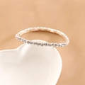 Nahaufnahme eines silbernen Strass-Armbands auf einem weißen herzförmigen Teller - 1-lagiges Armband