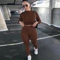 Dettaglio del set sportivo marrone due pezzi da donna slim fit in un ambiente esterno - Taglia S / Top E Pantaloni / Caffè