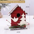 Rood houten kersthuisje met sneeuwdecoratie en kunstmatige dennenappels en bessen - Vliegende Vogel Stijl / Rood