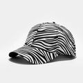 Primer plano detallado de una gorra de béisbol con estampado de cebra en blanco y negro y visera - Cebra Blanco