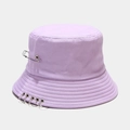 Détails des cinq anneaux métalliques et de l'épingle de sûreté sur un bob violet clair - M (56-58cm) / Mauve Clair