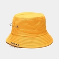Vue détaillée du chapeau bob jaune avec cinq anneaux en métal et une épingle - M (56-58cm) / Jaune