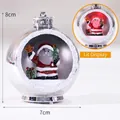 Leuchtende 7cm Weihnachtskugel mit Weihnachtsmann-Figur und warmer roter Beleuchtung - Weihnachtsmann-Szene / Silber