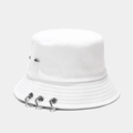 Détail d'un chapeau bob blanc en toile avec anneaux métalliques et rivets argentés - M (56-58cm) / Blanc