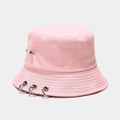 Détail d'un bob en toile rose avec des anneaux métalliques argentés et un rivet pointu - M (56-58cm) / Rose