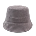 Détail de la texture et du tissu en daim gris foncé lisse de ce chapeau bob élégant - Taille unique / Gris