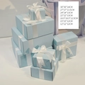 Scatole regalo di Natale azzurre in 7 formati con eleganti fiocchi di raso bianco - Confezione Regalo Bianca E Blu