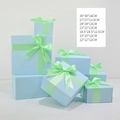 Scatole regalo di Natale quadrate azzurre con fiocchi di raso verde chiaro in varie misure - Confezione Regalo Blu E Verde
