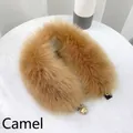 Plüschiger Schal aus Kamel-Pelzimitat mit Lederriemen und goldener Schnalle - Camel