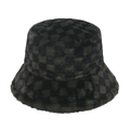 Détail du bob en fausse fourrure à carreaux vert et noir montrant la texture peluche - Damier Vert et Noir / Vert
