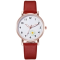 Vue détaillée d'une montre en cuir rouge avec boîtier rose doré et motif marguerite - Rouge