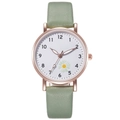 Gros plan sur le bracelet en cuir vert sauge et le cadran rose doré à marguerite - Vert