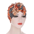 Détail d'un turban bohème avec nœud rose spirale et motifs géométriques colorés - M / Imprimé Géométrique Orange