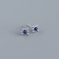 Detailansicht der S925 Silberstecker mit rundem Lapislazuli in floraler Fassung - 925er Silber / Platin-Silber (mit Kunststoff-Ohrstoppern)