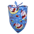 Detail eines blauen Weihnachts-Hundehalstuchs mit Weihnachtsmann- und Schneeflocken-Motiven - Blau