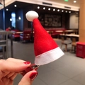 Mini fermaglio per capelli a cappello di Babbo Natale in feltro rosso con pon pon bianco - Cappello 3D