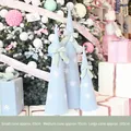 Set de 3 árboles de Navidad cónicos azul claro con copos blancos y lazos verdes - Adorno Cónico / Azul Cielo
