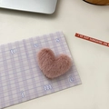 Graziosa clip per capelli a cuore rosa in peluche su una carta decorativa estetica - Rosa