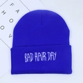 Berretto in maglia blu reale con ricamo BAD HAIR DAY bianco per uno stile casual - Blu