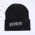 Berretto in maglia nera con ricamo bianco BAD HAIR DAY per uno stile streetwear - Nero