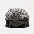 Vue détaillée d'une perruque argentée touffue avec bandeau à motif camouflage urbain - M (56-58cm) / Camouflage Vert Avec Perruque Grise