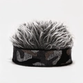 Detalle de gorro con peluca de camuflaje, pelo gris denso y banda de punto - M (56-58cm) / Camuflaje Gris Con Peluca Gris