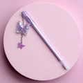 Penna gel viola con ciondolo a farfalla e fiocco su un espositore circolare rosa - Viola