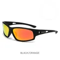 Gafas de sol deportivas con montura negra mate y lentes de espejo naranja, vista lateral - Montura Negra Lentes Naranjas