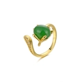 Primer plano de un anillo dorado ajustable con cabujón verde y piedras micro pavé - Abierto Ajustable / Verde