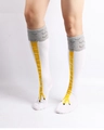 Dettaglio di calze al ginocchio a zampa di gallina con motivo ad artiglio giallo su tessuto bianco - Stile a Metà Polpaccio / Bianco Giallo