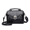Sac bandoulière noir vintage avec surpiqûres blanches et garnitures argentées sur blanc - Noir