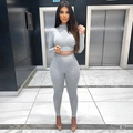 Λεπτομέρεια γκρι πλεκτό crop top και κολάν με ψηλή μέση σε μοντέλο για γυναίκες - Γκρι