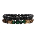 Dettaglio di bracciali con perline occhio di tigre, pietre nere opache e ciondoli corona - Corona Occhio di Tigre + Corona Pietra Opaca 4