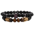 Detailaufnahme von Tigerauge- und Steinperlen-Armbändern mit goldenen Kronen-Anhängern - Gelbes Tigerauge Krone + Mattstein Krone 5