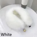 Witte imitatiebont nekwarmer met gouden metalen gesp op marmeren oppervlak - Wit
