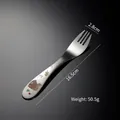 Dettaglio della forchetta per bambini in acciaio inox con manico a cartone animato scoiattolo - Forchetta con motivo a cartoni animati
