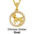 Detailansicht der goldenen Halskette mit chinesischem Sternzeichen-Widder und Kristallbesatz - Schaf