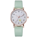 Dettaglio dell'orologio con cinturino verde menta, motivo a margherita e quadrante bianco - Verde Menta