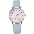 Dettaglio della cassa dell'orologio oro rosa con cinturino in pelle azzurra e margherita - Celeste