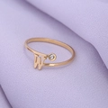 Gedetailleerd overzicht van vergulde ring met letter W en fonkelend kristal accent - Goud-W