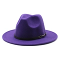 Gros plan d'un chapeau fedora en laine violette avec ruban en cuir noir et boucle argentée - M (56-58cm) / Violet