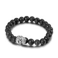 Pulsera para hombre de piedra de lava negra con dije de calavera plateada en fondo blanco - Color Acero (KB139272-Z)