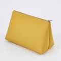 Neceser minimalista amarillo jengibre de cuero con patrón de lichi impermeable y cierre - Amarillo