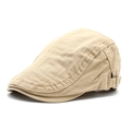 Coppola classica in cotone kaki con fibbia di regolazione su sfondo bianco puro - M (56-58cm) / Beige